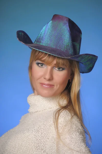 Žena v modrém kovbojský klobouk — Stock fotografie