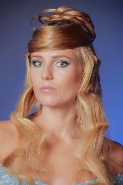Frau mit langen, schönen Haaren — Stockfoto