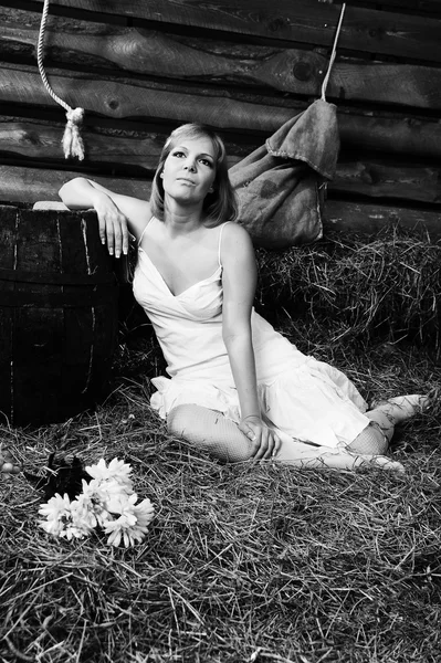Foto von schönen Mädchen posiert auf dem Bauernhof — Stockfoto