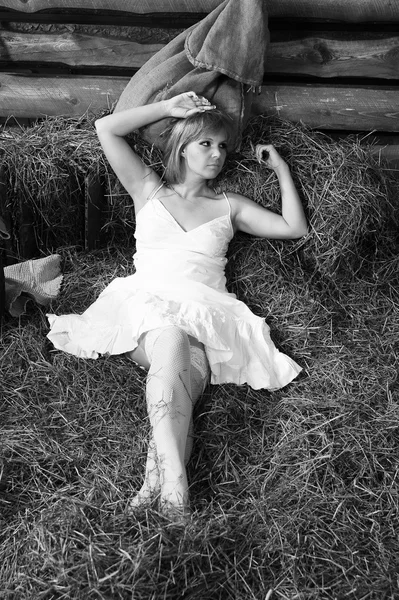 Фото красивої дівчини позує на фермі — стокове фото