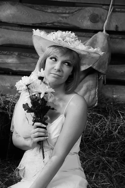 꽃과 함께 아름 다운 여자의 빈티지 사진 — 스톡 사진