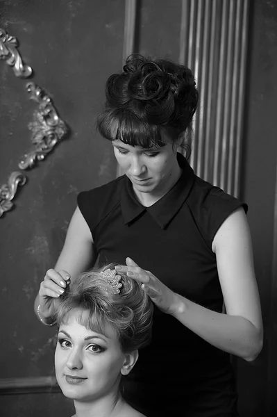 Перукар робить зачіску для молодих красивих жінок — стокове фото