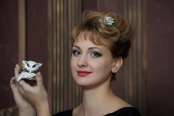 Retrato de uma mulher bonita com um artigo de jóias na mão — Fotografia de Stock