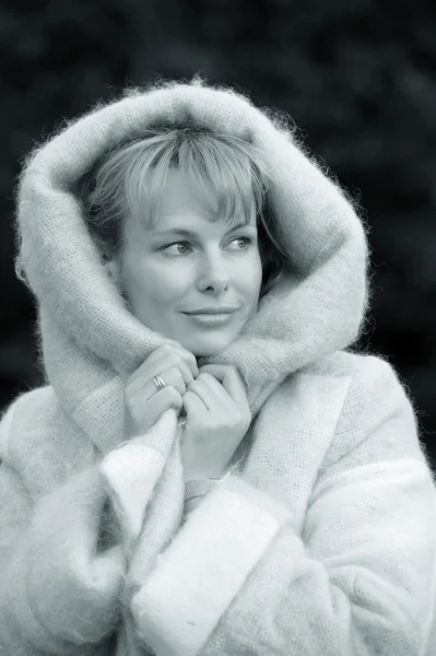 Gyönyörű nő egy gyapjú pulóver kapucnival — Stock Fotó