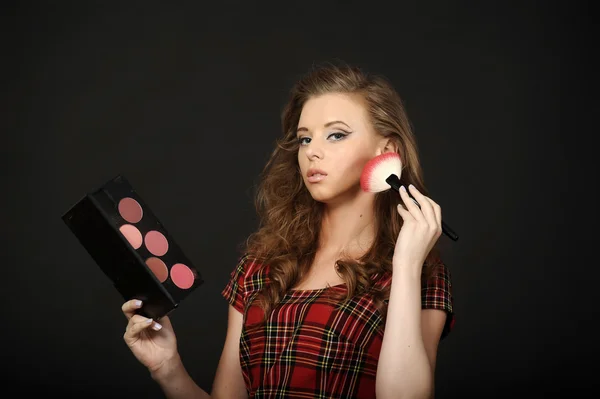 Charming woman is doing make-up — Stock Photo, Image