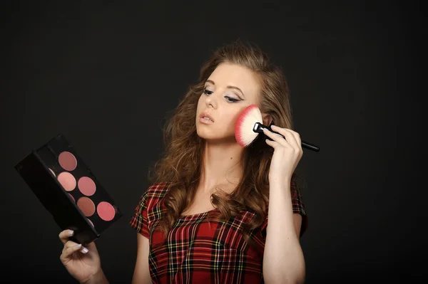 Okouzlující žena dělá make-up — Stock fotografie