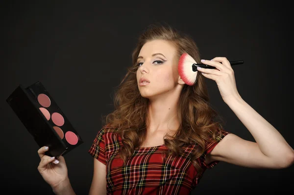 Charming woman is doing make-up — Stock Photo, Image