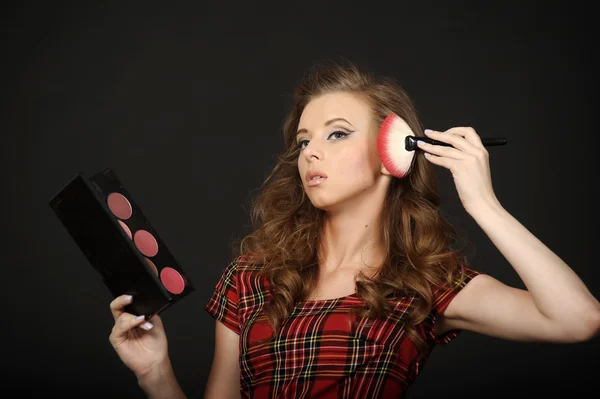 Charmig kvinna gör make-up — Stockfoto