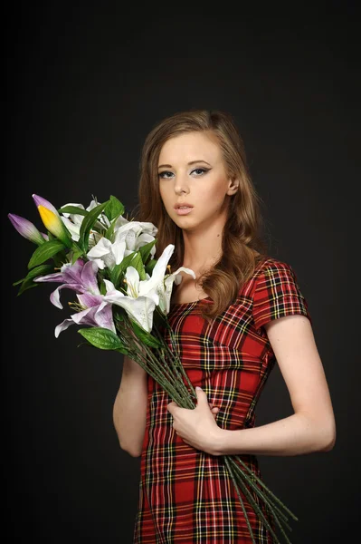 Çiçeklerle çekici genç kadın — Stok fotoğraf