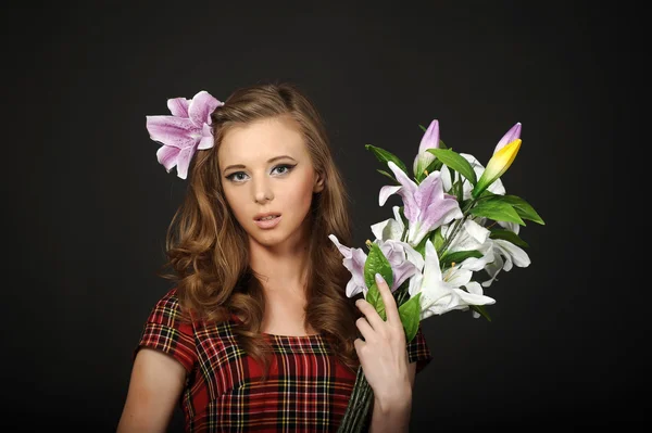 Vakker ung kvinne med blomster – stockfoto
