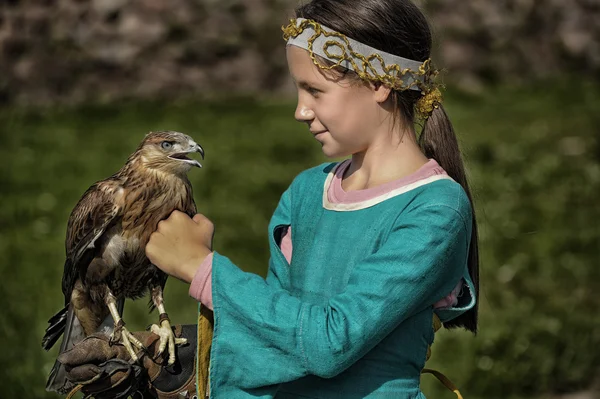 Ritratto di ragazza con falco — Foto Stock