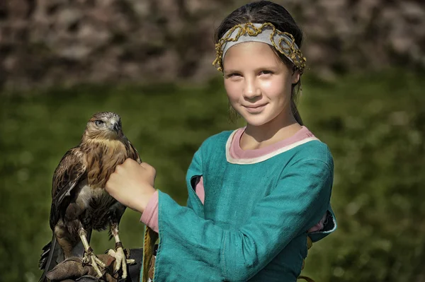 Ritratto di ragazza con falco — Foto Stock