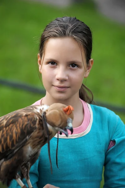 Retrato de uma menina com um falcão — Fotografia de Stock