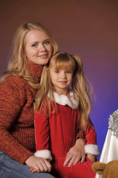 Kerstmis portret van een vrouw en een klein meisje — Stockfoto