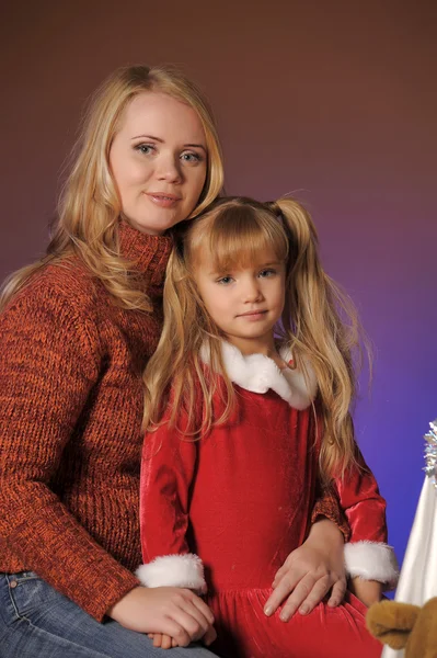 Retrato de Natal de uma mulher e uma menina — Fotografia de Stock