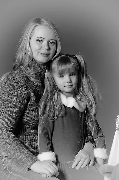 Ritratto natalizio di una donna e di una bambina — Foto Stock