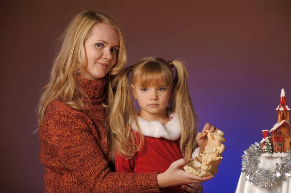 Kerstmis portret van een vrouw en een klein meisje — Stockfoto