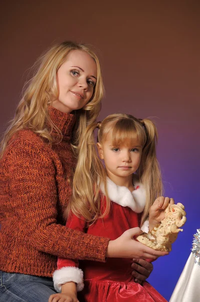 Kerstmis portret van een vrouw en een klein meisje — Stockfoto