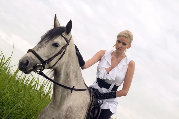 Fille avec un cheval — Photo