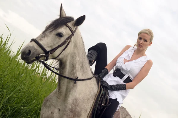 Fille avec un cheval — Photo