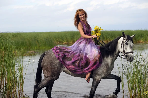 Fille avec un cheval — Photo