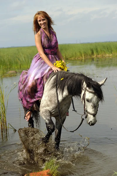 Flicka med en häst — Stockfoto