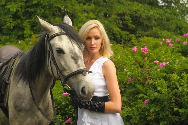 Fille avec un cheval — Photo