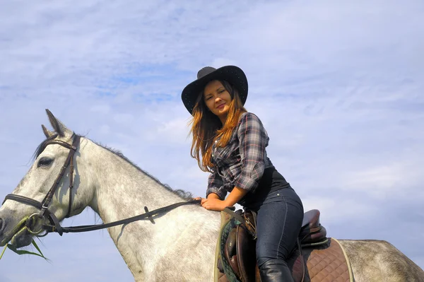 Fille avec un cheval — Photo