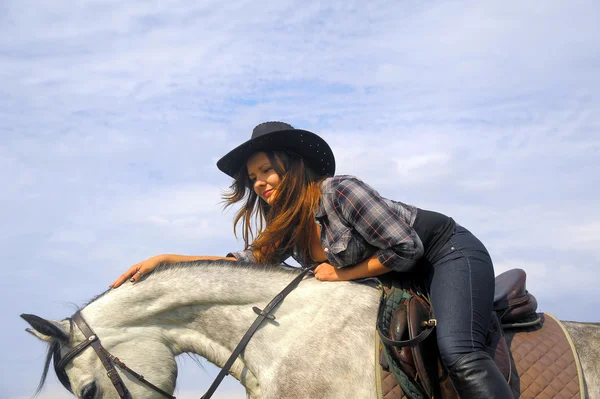 Menina com um cavalo — Fotografia de Stock