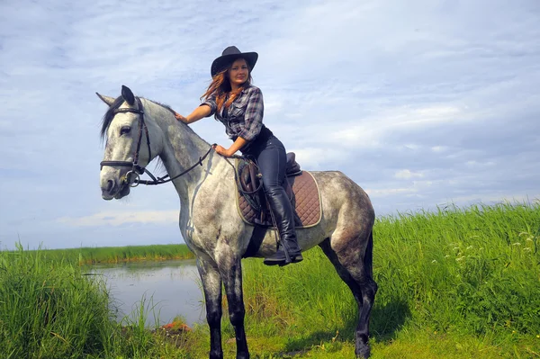 Fille avec un cheval — Photo