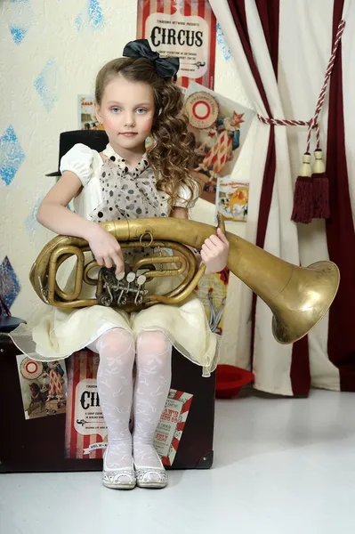 Portrét malý cirkus herečka s tuba — Stock fotografie