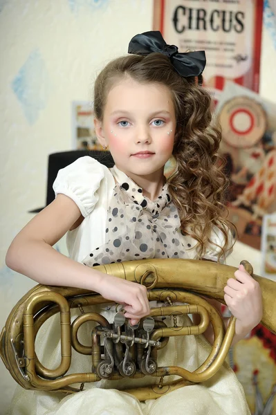 Retrato de una pequeña actriz de circo con tuba — Foto de Stock