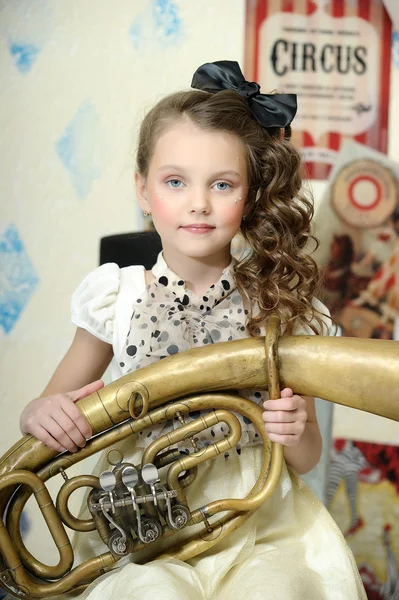 Ritratto di una piccola attrice circense con tuba — Foto Stock