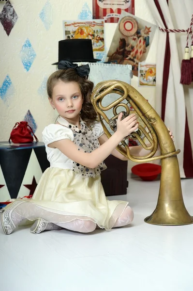 Retrato de uma pequena atriz de circo com tuba — Fotografia de Stock