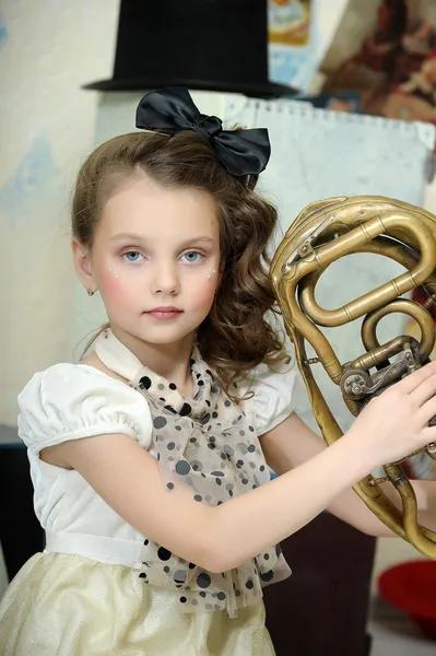 Retrato de uma pequena atriz de circo com tuba — Fotografia de Stock