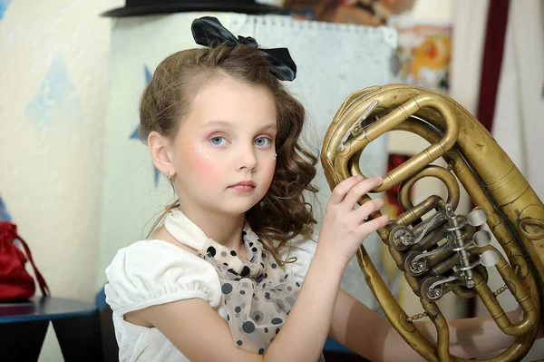 Porträtt av en liten cirkus skådespelerska med tuba — Stockfoto