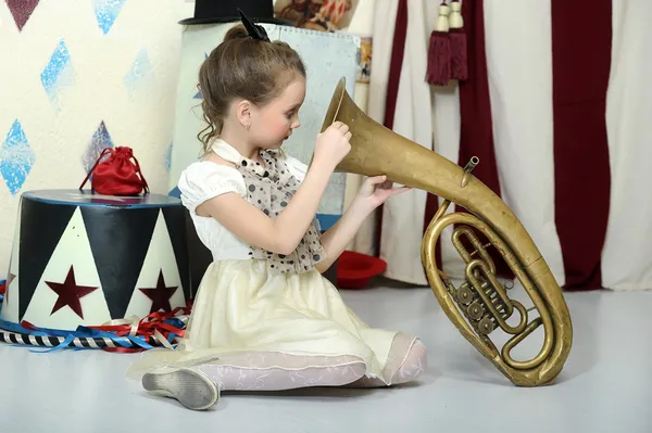 Retrato de una pequeña actriz de circo con tuba —  Fotos de Stock