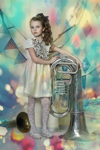 Retrato de una pequeña actriz de circo con tuba — Foto de Stock