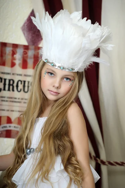 Porträtt av en liten cirkus skådespelerska — Stockfoto