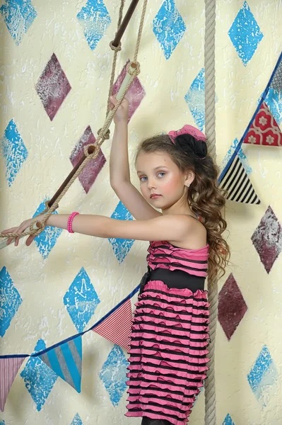 Retrato de una pequeña actriz de circo con tuba —  Fotos de Stock