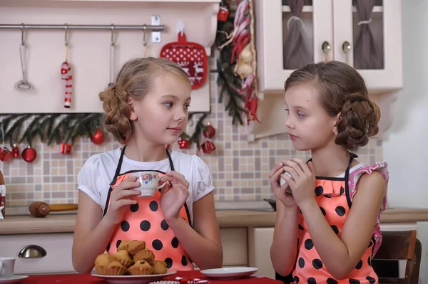 Girls in the kitchen — Stock Photo, Image