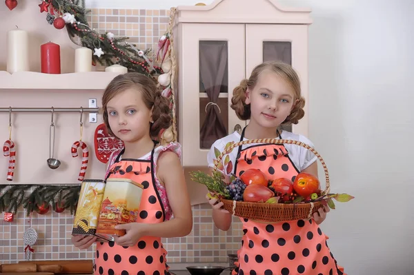 Meninas na cozinha — Fotografia de Stock