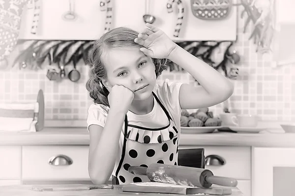 Liten flicka matlagning — Stockfoto