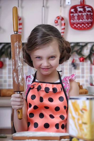 Маленькая девочка готовит — стоковое фото