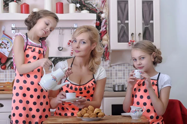 Mãe com suas filhas na cozinha preparando doces — Fotografia de Stock