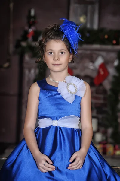 Porträtt av en vacker flicka i en blå klänning — Stockfoto