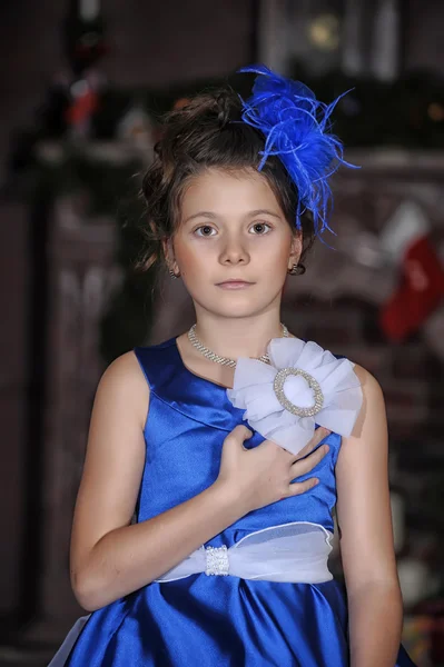 Retrato de uma menina bonita em um vestido azul — Fotografia de Stock