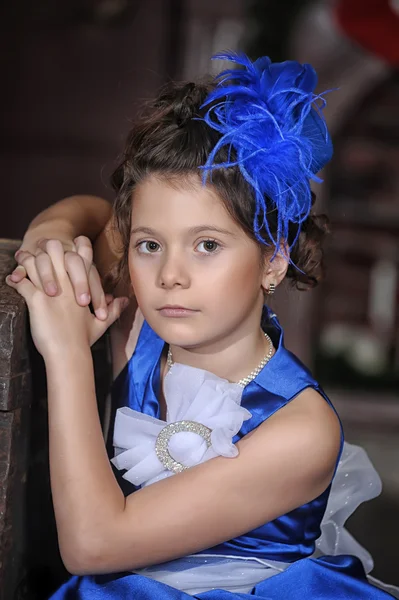 Retrato de uma menina bonita em um vestido azul — Fotografia de Stock