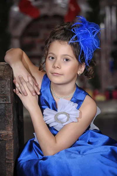 Portret van een mooi meisje in een blauwe jurk — Stockfoto