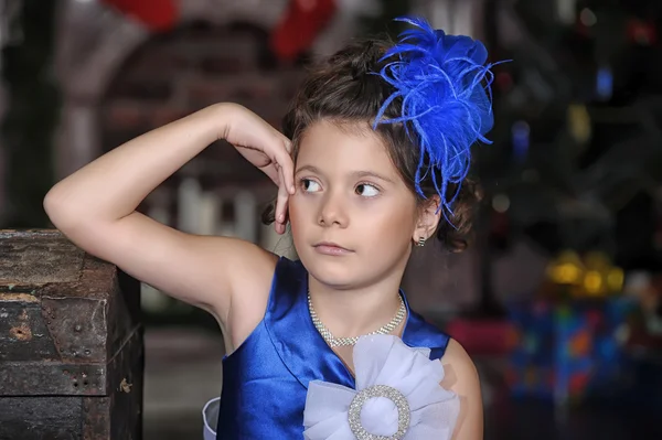 Portret pięknej dziewczyny w niebieskiej sukience — Zdjęcie stockowe